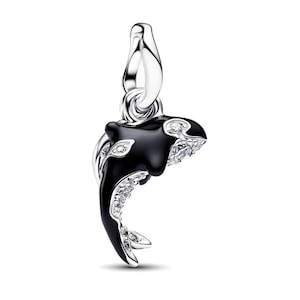 Peut inclure: Un charm en argent en forme d'orque, doté d'un corps en émail noir brillant et de pierres transparentes étincelantes incrustées le long des nageoires et de la queue. Le bijou comporte une bélière en argent poli pour l'attacher à un bracelet.