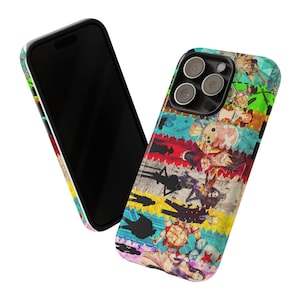 Könnte beinhalten: Zwei Handyhüllen mit einem farbenfrohen Design mit Cartoon-Charakteren. Die Hüllen haben einen schwarzen Rand und ein glänzendes Finish. Eine Hülle ist abgewinkelt, um das Design auf der Rückseite und an der Seite zu zeigen.