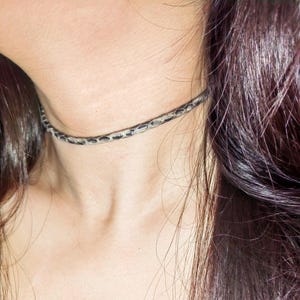 Gargantilla de piel de serpiente auténtica, collar fino de cuero marrón natural, joyería gótica de bruja, regalo de Halloween para ella.