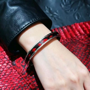 Gothic Red Black Snakeskin Bangle, Vampire Python Cuff Bracelet, Titanium Steel Halloween Jewelry Gift, Edgy Punk Rock Unisex Clasp Cuff