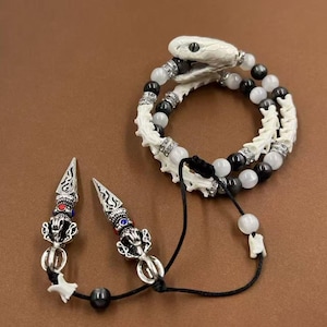 Bracciale in vero osso di serpente – Testa di serpente bianca con ciondolo rituale Phurba. Autentico gioiello con vertebre. Talismano buddista. Regalo insolito.