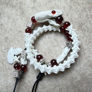 Bracciale avvolgente a forma di serpente cremisi, realizzato a mano, gioiello talismano rituale wiccan, regalo gotico sciamanico a doppio filo con pietre preziose per lui e per lei