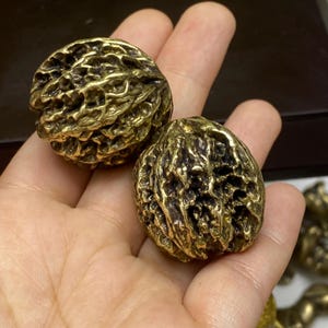 Vintage Brass Walnut Hand Massage Pair Solid Copper Texture Fitness Balls Elderly Palm Roller Stress Relief Desk Decor