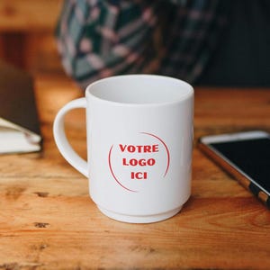 Caneca personalizada com logotipo, texto, foto e imagem em uma caixa – caneca personalizada – ideia de brinde corporativo