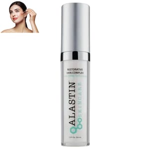 Puede incluir: Un frasco de producto para el cuidado de la piel blanco y plateado con el texto "ALASTIN SKINCARE" y "Restorative Skin Complex". El frasco es de 29,6 ml. Se muestra a una mujer en la esquina superior izquierda aplic&aacute;ndose el producto en la cara.