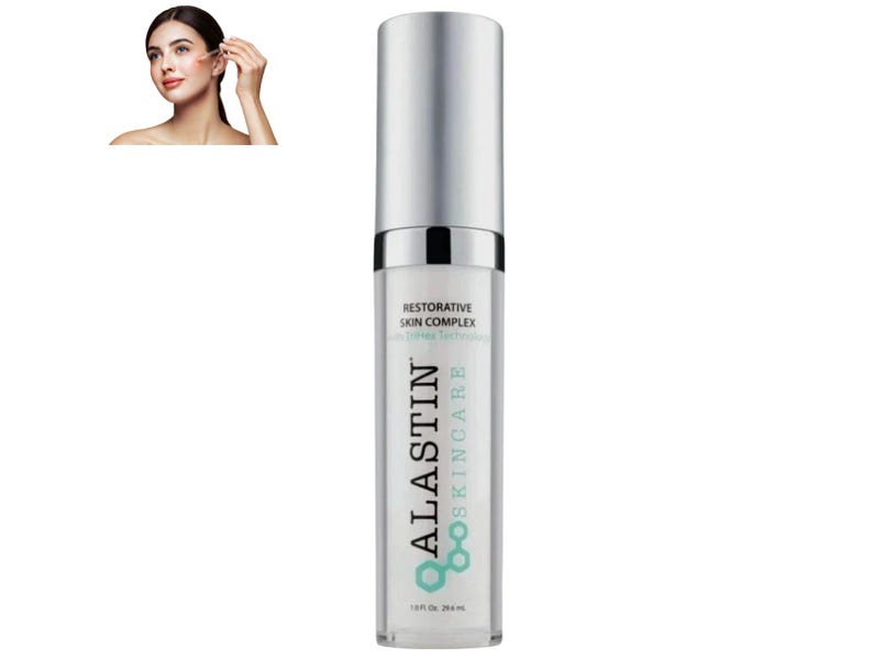 Puede incluir: Un frasco de producto para el cuidado de la piel blanco y plateado con el texto "ALASTIN SKINCARE" y "Restorative Skin Complex". El frasco es de 29,6 ml. Se muestra a una mujer en la esquina superior izquierda aplic&aacute;ndose el producto en la cara.