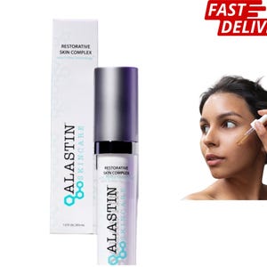 Puede incluir: Un producto para el cuidado de la piel con tapa plateada y etiqueta blanca con el texto "ALASTIN SKINCARE RESTORATIVE SKIN COMPLEX". Una mujer se aplica el producto en la cara con un cuentagotas. Las palabras "FAST DELIVERY" est&aacute;n en la esquina superior derecha.