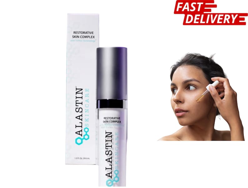 Puede incluir: Un producto para el cuidado de la piel con tapa plateada y etiqueta blanca con el texto "ALASTIN SKINCARE RESTORATIVE SKIN COMPLEX". Una mujer se aplica el producto en la cara con un cuentagotas. Las palabras "FAST DELIVERY" est&aacute;n en la esquina superior derecha.