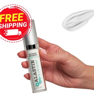 Puede incluir: Un frasco transparente de producto para el cuidado de la piel con tapa plateada se sostiene en una mano. El frasco tiene el texto "ALASTIN SKINCARE" y "Restorative Skin Complex". Una muestra de crema blanca est&aacute; al lado del frasco.