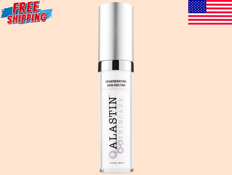 Puede incluir: Botella alta y cil&iacute;ndrica de producto para el cuidado de la piel con tap&oacute;n y bomba plateados. La etiqueta blanca presenta el texto "Regenerating Skin Nectar" y "Alastin Skincare". La botella contiene 29,6 ml de producto.