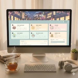 Puede incluir: Una pantalla de ordenador muestra una interfaz "LIFE HUB" con secciones en colores pastel para estudio, hábitos y finanzas. Una taza de té, libros, un teclado y auriculares están sobre el escritorio blanco. También se ve una pequeña planta suculenta.