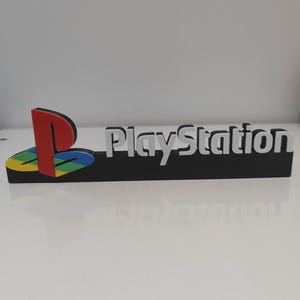 PlayStation-Logo-Schild – Retro-Gaming-Zimmerdeko – Kultige „PlayStation“-Plakette (23 x 6 cm) – Geschenk für Gamer, PS1/PS5-Konsolenzubehör