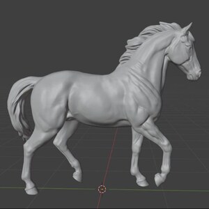 Peut inclure: Une sculpture grise d'un cheval en mouvement. Le cheval a une crini&egrave;re et une queue fluides, avec une musculature d&eacute;taill&eacute;e. La sculpture est pos&eacute;e sur un fond gris.
