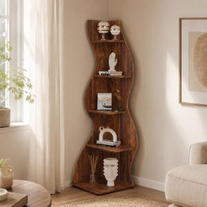 Puede incluir: Una estantería alta de esquina con un acabado de grano de madera marrón oscuro y un panel lateral distintivo en forma de onda serpenteante. La unidad cuenta con cinco estantes abiertos de alturas variables, con objetos decorativos y libros.