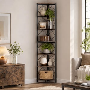Peut inclure: Étagère d'angle haute avec une structure en métal noir et des étagères en bois. Les étagères présentent des objets décoratifs tels que des plantes, des vases, une petite boîte et un panier en osier. Dans un salon.