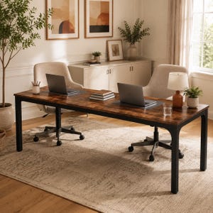 Peut inclure: Un long bureau rectangulaire avec une surface en bois brun foncé et un cadre en métal noir. Le bureau comprend deux ordinateurs portables argentés, un petit gobelet blanc avec des crayons, une pile de livres, un verre d'eau et une lampe.