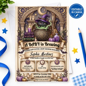Può includere: Un invito rettangolare per baby shower con un gatto nero in un calderone, libri viola, una scopa e zucche. Il testo recita A BABY is BREWING, PLEASE JOIN US FOR A BABY SHOWER HONORING Sophia Martinez, A little bundle of magic is on the way!