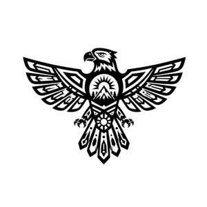 Puede incluir: Una ilustración gráfica en blanco y negro de un águila con las alas extendidas. El pecho del águila presenta un diseño circular que contiene un sol naciente sobre una cordillera y pinos. Las alas y la cola muestran intrincados patrones geométricos.