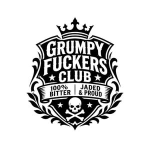 Op de afbeelding: Een zwart-wit grafisch embleem met een kroon aan de bovenkant, een schildvorm en decoratieve krullen. De tekst luidt GRUMPY FUCKERS CLUB, 100% BITTER en JADED & PROUD. Een icoon van een schedel met gekruiste beenderen staat onderaan.