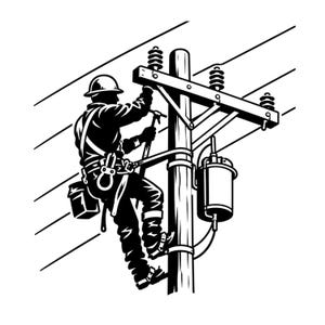 Puede incluir: Una ilustración gráfica en blanco y negro de un trabajador eléctrico con casco y arnés de seguridad, posicionado en un poste de madera. El trabajador realiza mantenimiento en las líneas eléctricas, con un transformador sujeto al poste.