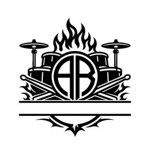 Puede incluir: Gráfico en blanco y negro de una batería con llamas y baquetas. El diseño incluye las letras "AB" dentro de un círculo, con una pancarta en la parte inferior. Ideal para productos relacionados con la música.
