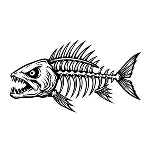 Puede incluir: Una ilustración gráfica en blanco y negro de un esqueleto de pez. El diseño presenta una cabeza de pez estilizada y agresiva con dientes afilados y un ojo prominente, que se extiende hacia una caja torácica, columna vertebral y aletas detalladas.
