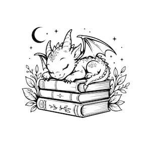 Pode incluir: Uma ilustração de arte linear em preto e branco de um pequeno dragão dormindo sobre uma pilha de três livros. O dragão tem chifres e asas, cercado por ramos com folhas, uma lua crescente e pequenas estrelas.