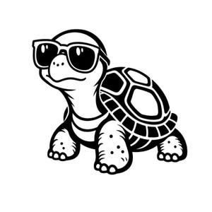 Op de afbeelding: Een zwart-witte grafische illustratie van een schildpad met een donkere zonnebril. De schildpad is afgebeeld in zijaanzicht, met een patroon op het schild, een textuur op de ledematen en een gladde kop met een snavelachtige mond.