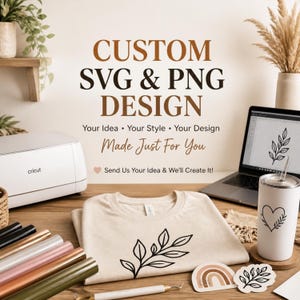 Può includere: Un annuncio per un servizio di design personalizzato SVG e PNG con una macchina da taglio bianca, un computer portatile, una maglietta beige con stampa a foglie, un bicchiere bianco con un cuore e rotoli di vinile colorato.