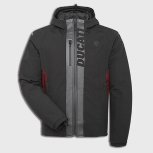 Könnte beinhalten: Schwarze Kapuzenjacke mit grauem vertikalen Streifen auf der Vorderseite und dem Wort "DUCATI" vertikal aufgedruckt. Die Jacke hat ein kleines Logo auf der Brust und rote Akzente an den Seiten. Ein Reißverschluss verläuft vorne.