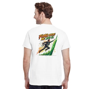 Puede incluir: Camiseta blanca con un gráfico colorido de una persona con traje saltando hacia un rascacielos verde. El texto "FOMO MADE ME DO IT" está encima de la figura. El diseño tiene acentos naranjas, amarillos y verdes.