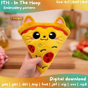 Puede incluir: Una porción de pizza de felpa amarilla con un diseño de cara de gato, con ojos negros grandes y acentos rosados. La pizza tiene pepperoni rojo y una corteza. El texto en la imagen dice "ITH - In The Hoop Embroidery pattern" y "Digital download".