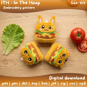 Op de afbeelding: Een borduurpatroon met de tekst "ITH - In The Hoop Embroidery pattern" en "Size: 4x4". De afbeelding toont drie pluche voedselitems: een hamburger met konijnenoren en twee taco-vormige items. Een tomaat en sla zijn ook aanwezig.