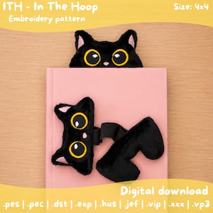 Peut inclure: Marque-page noir en forme de chat avec des yeux jaunes, posé sur un livre rose. Le marque-page a une texture duveteuse et est conçu pour ressembler à un chat. Le texte "ITH - In The Hoop Embroidery pattern" est visible. La taille est de 4x4.
