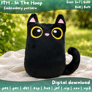 Peut inclure: Une peluche chat noire avec de grands yeux jaunes, des pupilles blanches, et des oreilles et un nez roses. Le texte indique : ITH - In The Hoop Embroidery pattern, Size: 5x7 | 6x10 | 8x11 | 8x14, Digital download, .pes | .pec | .dst | .exp | .hus | .jef | .vip | .xxx | .vp3