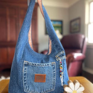 アップサイクルデニムのホーボーバッグ、ゆったりとしたブルージーンズのトートバッグ、サステナブルなボヘミアン風ハンドバッグ、テキスタイルアート