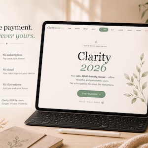 Puede incluir: Una tableta digital con teclado muestra la interfaz del planificador "Clarity 2026". La pantalla presenta las características del planificador, como la ausencia de suscripciones y el uso sin conexión. También se ven un cuaderno, un bolígrafo y una taza.
