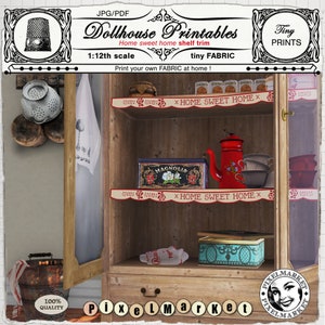 Puede incluir: Un armario de casa de muñecas de madera con puertas de vidrio y estantes. El armario está decorado con ribetes rojos y blancos y el texto "Home Sweet Home". Los estantes están llenos de artículos en miniatura, incluyendo un juego de té, una caja de hojalata y una toalla pequeña.