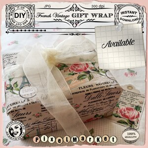 Op de afbeelding: Een cadeaudoos verpakt in vintage Frans papier met een bloemenpatroon en een wit lint. Het papier heeft een Parijse thema met de Eiffeltoren en tekst in het Frans. De doos staat op een wit oppervlak met een klein label waarop "Beschikbaar" staat.