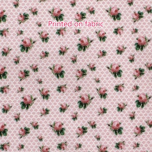 K&ouml;nnte beinhalten: Rosafarbener Stoff mit einem sich wiederholenden Muster aus kleinen rosa Rosen mit gr&uuml;nen Bl&auml;ttern. Der Text "Printed on fabric" ist auf den Stoff gedruckt.