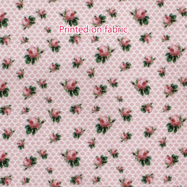 K&ouml;nnte beinhalten: Rosafarbener Stoff mit einem sich wiederholenden Muster aus kleinen rosa Rosen mit gr&uuml;nen Bl&auml;ttern. Der Text "Printed on fabric" ist auf den Stoff gedruckt.
