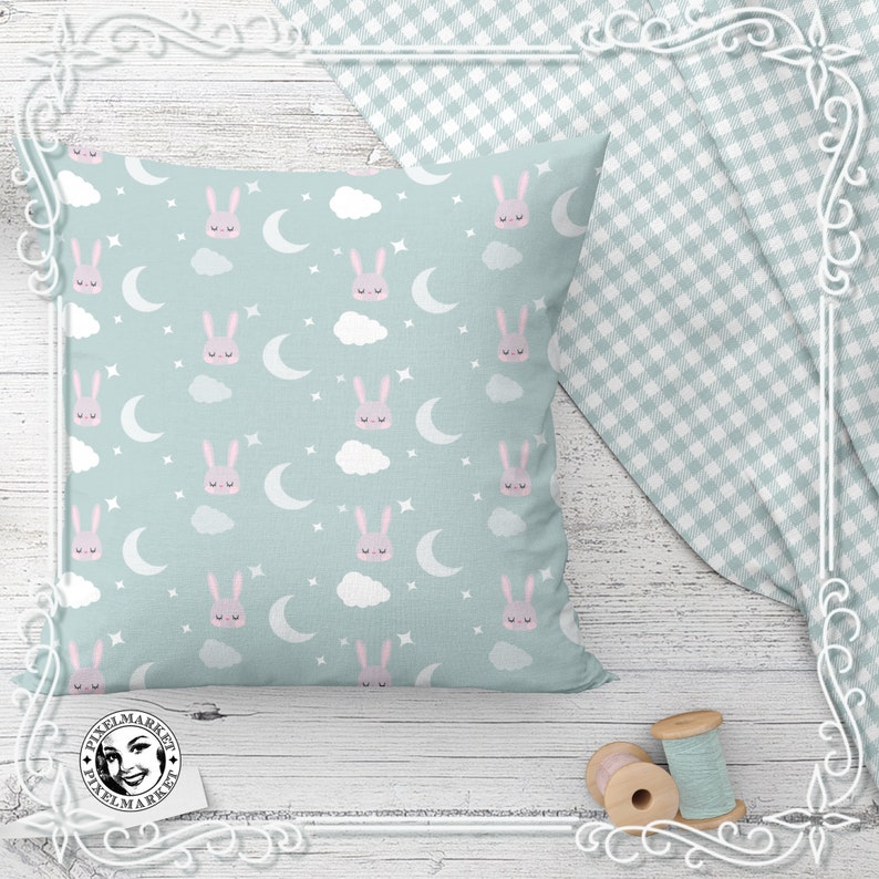 Peut inclure: Un oreiller bleu clair avec un motif r&eacute;p&eacute;t&eacute; de lapins roses, de nuages blancs et de croissants de lune argent&eacute;s. L'oreiller a un fond blanc avec un motif d'&eacute;toiles subtil.