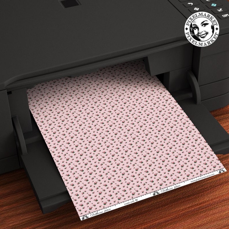 K&ouml;nnte beinhalten: Ein Drucker druckt ein Blatt rosa Stoff mit einem kleinen wei&szlig;en Blumenmuster. Der Stoff ist mit "Chantilly Fabric" und "Made with Love" beschriftet.