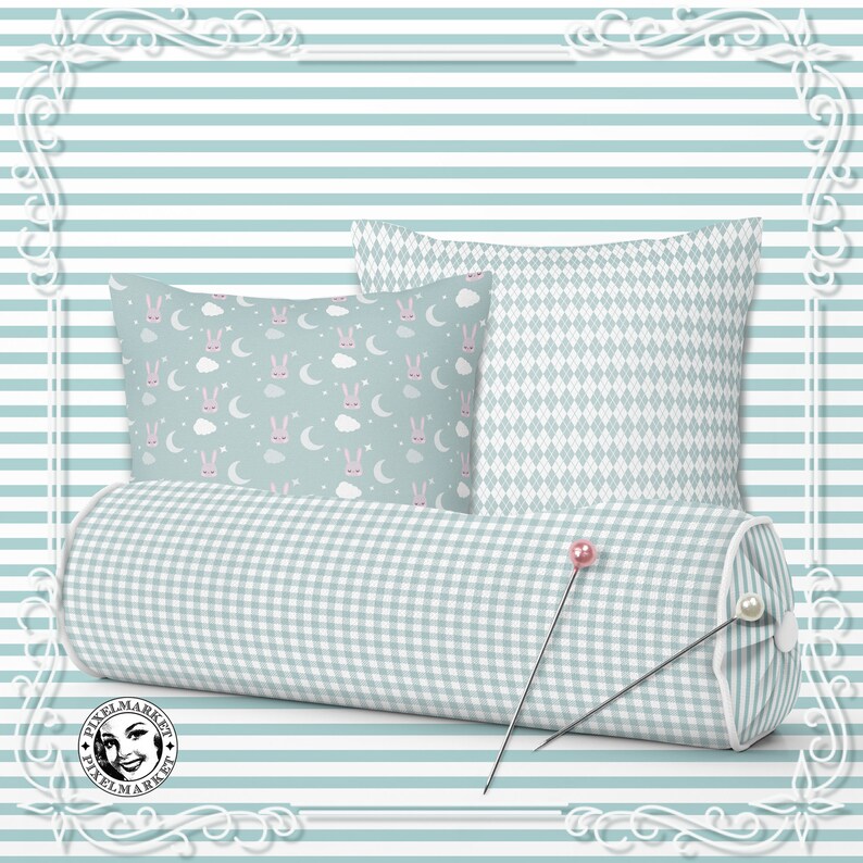 Peut inclure: Trois coussins d&eacute;coratifs en tissu vichy bleu clair et blanc. Les coussins sont dispos&eacute;s sur un fond ray&eacute; bleu clair et blanc. Les coussins pr&eacute;sentent diff&eacute;rents motifs, dont un motif de lapin et de lune, un motif en losange et un motif vichy.