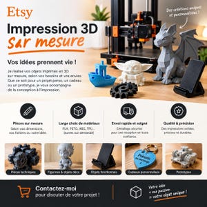 Peut inclure: Une imprimante 3D avec divers objets imprimés dont un bateau bleu, une figurine blanche, un dragon gris, un engrenage noir et un support de téléphone noir. L'image contient du texte en français décrivant des services d'impression 3D sur mesure.