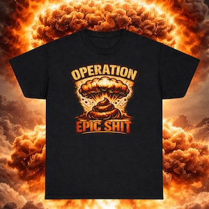 Puede incluir: Camiseta negra con la frase "OPERATION EPIC SHIT" en una fuente desgastada y ardiente. El gráfico presenta una explosión en forma de hongo con un montón de excrementos en la base. El fondo es una explosión de fuego.