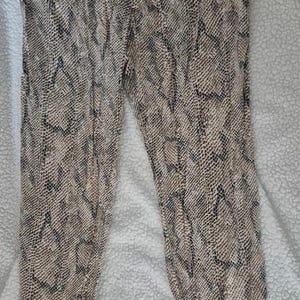 Peut inclure: Une tasse en céramique blanche avec une anse noire et le texte "But First, Coffee" en noir, dans une police manuscrite. La tasse est posée sur une surface blanche.