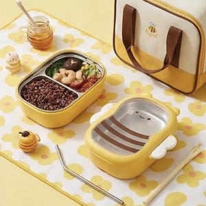 Pu&ograve; includere: Set per il pranzo a tema ape, con contenitori gialli e in acciaio inossidabile. Uno &egrave; rettangolare con scomparti, l'altro a forma di ape. Include borsa abbinata, barattolo di miele e accessori.