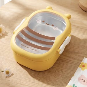 Pu&ograve; includere: Una tazza di ceramica bianca con manico nero e la scritta "But First, Coffee" in nero, in grassetto. La tazza &egrave; su una superficie bianca.