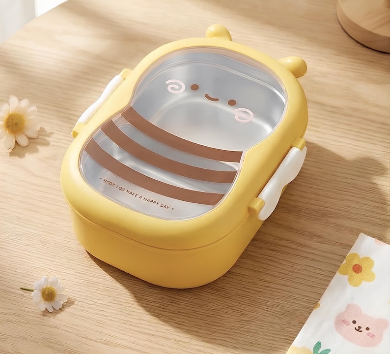 Pu&ograve; includere: Una tazza di ceramica bianca con manico nero e la scritta "But First, Coffee" in nero, in grassetto. La tazza &egrave; su una superficie bianca.